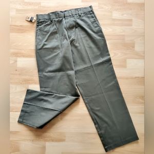 Mens Docker's classic kakhis army brown, flat front. Size 33x29